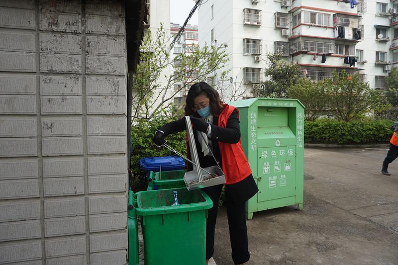 首页 信访要闻在浦楼街道大庆社区,骆四清详细了解社区环境卫生方面