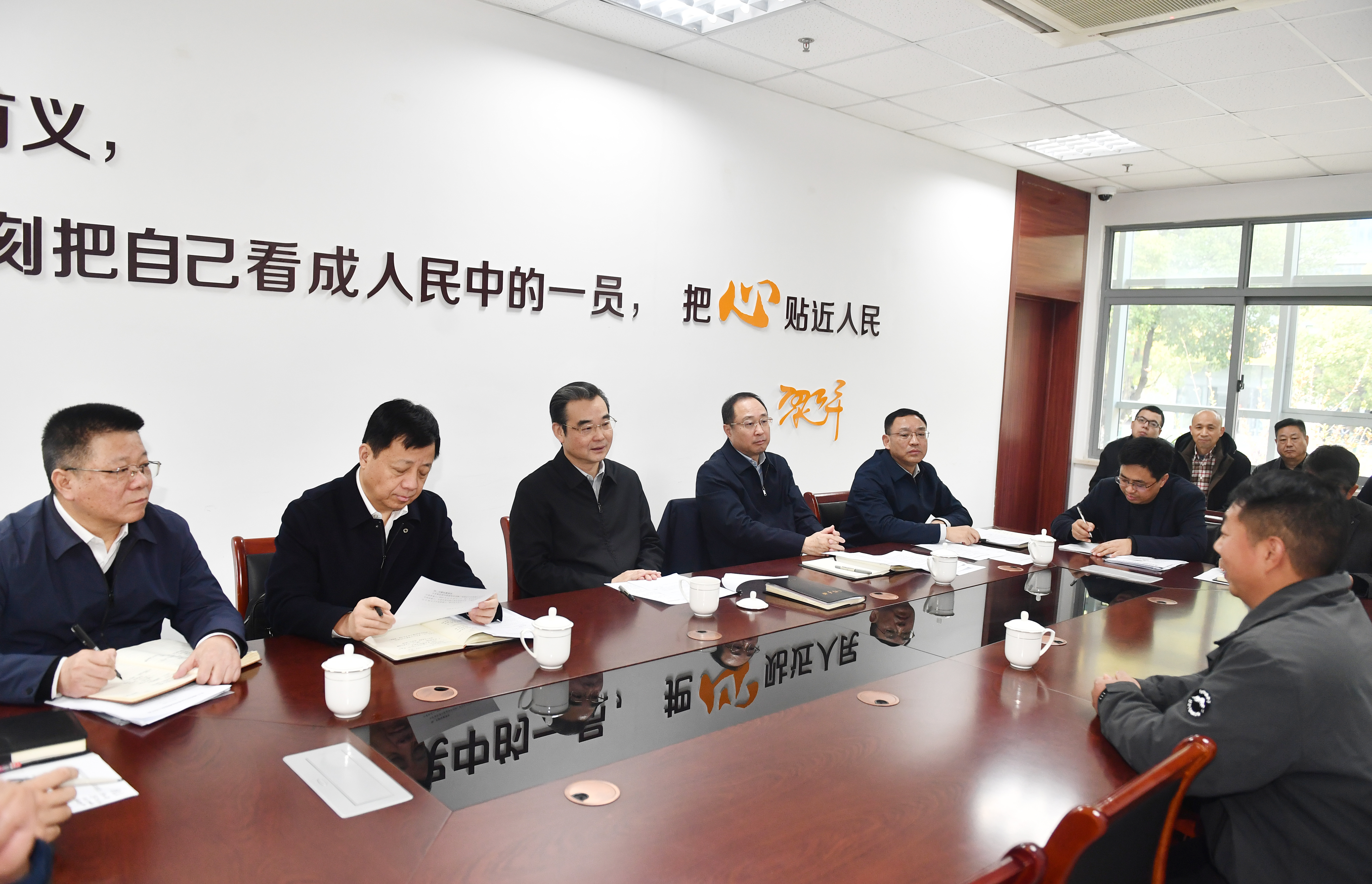 史志军接待信访群众并调研信访工作