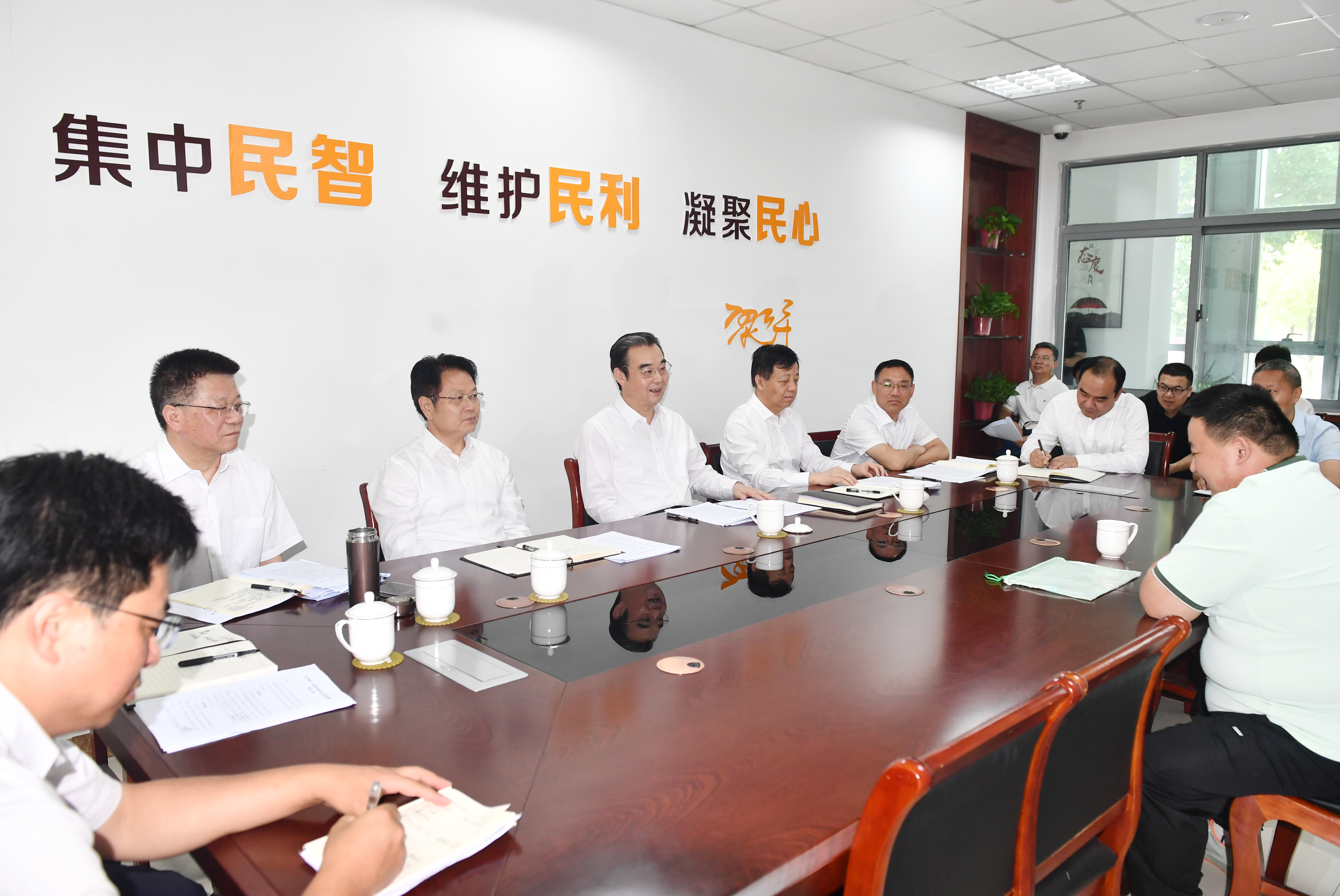 史志军接待来访群众