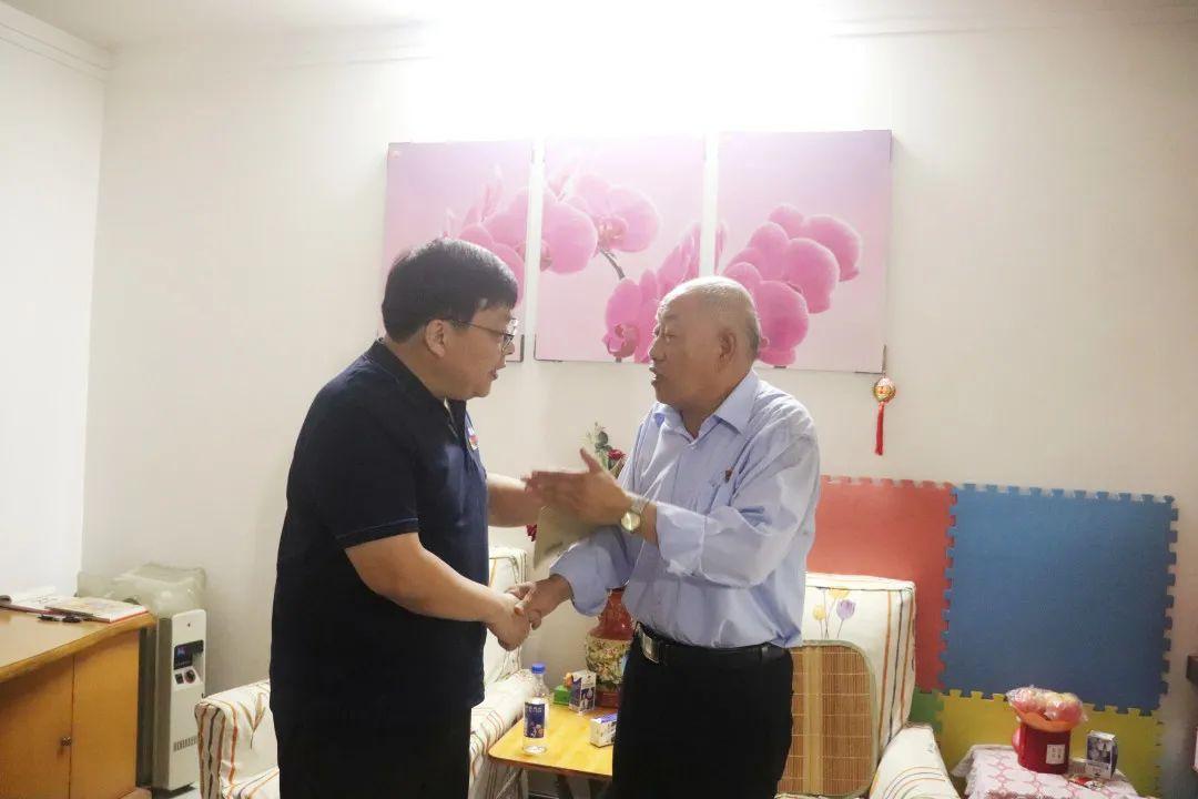 活动中,骆四清等人还分别看望慰问了部分老党员,他们与老党员握手拉